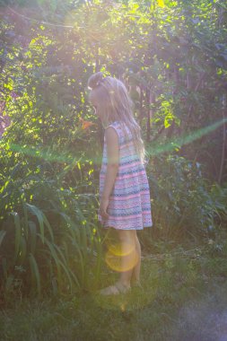 Ormanda sırt çantalı genç bir kız.