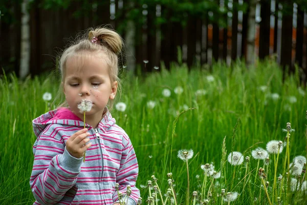 Little Baby Girl Playing Flowers — Zdjęcie stockowe