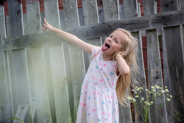 Kleines Mädchen Rosa Shirt Bei Einem Spaziergang Park Frühling — Stockfoto