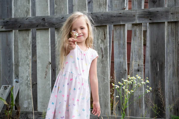 Little Cute Girl Blue Dress Standing Wooden Swing Her Mother — Stock fotografie