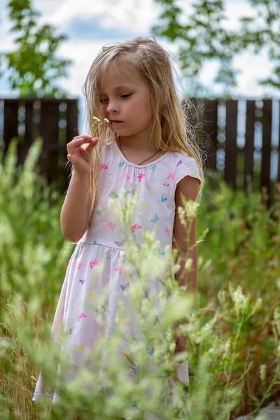 Cute Little Girl Kwiatem Rękach — Zdjęcie stockowe
