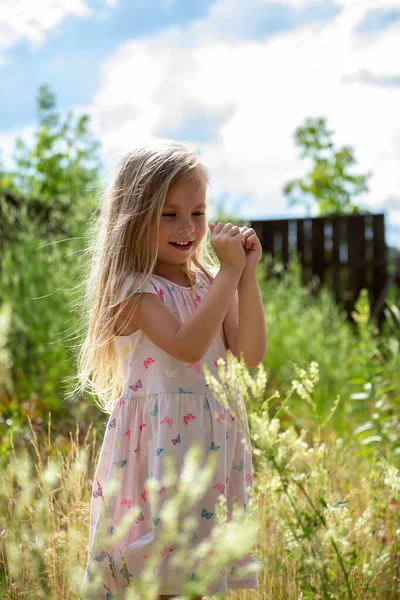 Little Blond Girl Flowers Outdoors Summer Concept — Foto de Stock