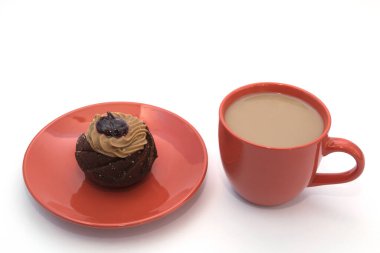 Bir fincan kahve, çikolatalı kurabiye ve beyaz üzerine izole edilmiş kek.