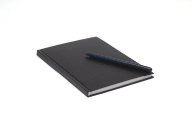 siyah deri defter ve kalem