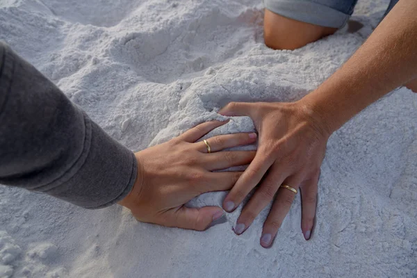 Παντρεμένο Ζευγάρι Ερωτευμένο Που Κρατιέται Χέρι Χέρι Στην Άμμο — Φωτογραφία Αρχείου
