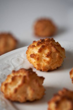 Beyaz tabakta doğal hindistan cevizi kurabiyeleri.