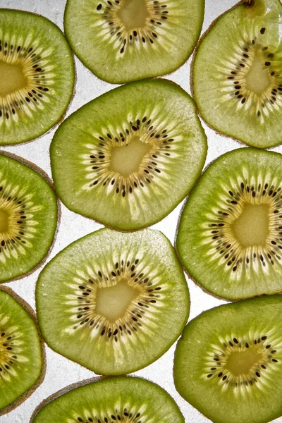 Fruta Kiwi Orgânica Fresca Cortada Fatias Kiwi Verde Círculos Fundo — Fotografia de Stock