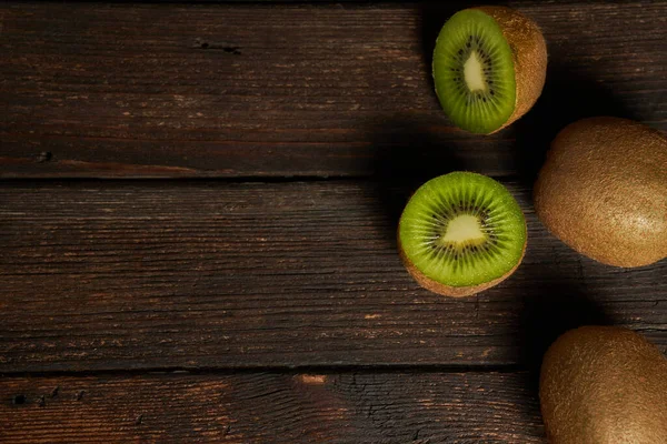 Fruct Kiwi Tăiat Jumătăți Două Fructe Întregi Kiwi Izolate Masă — Fotografie, imagine de stoc