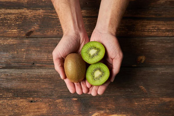 Omul Nerecunoscut Arată Mâinile Coapte Fructe Întregi Kiwi Jumătate Kiwi — Fotografie, imagine de stoc