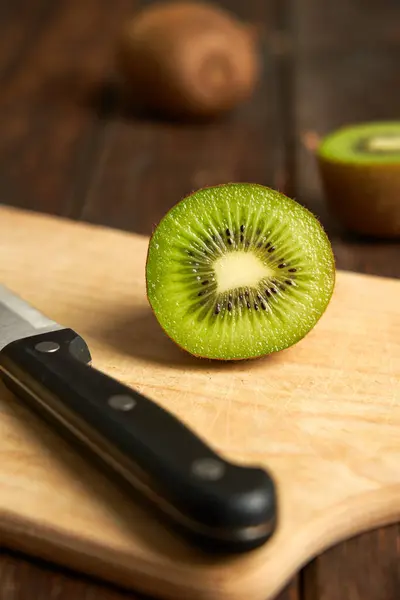 Uma Fruta Kiwi Cortada Metades Isoladas Com Uma Faca Mesa — Fotografia de Stock