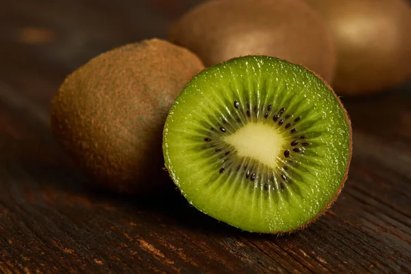Fructe Coapte Jumătate Kiwi Fructe Întregi Kiwi Izolate Fundal Din — Fotografie, imagine de stoc