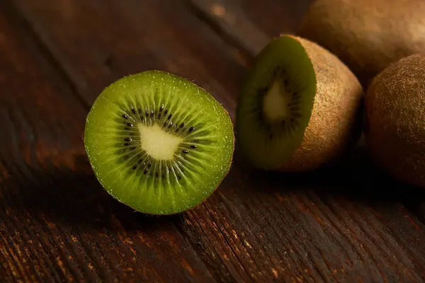 Meia Fruta Kiwi Madura Kiwi Inteiro Isolado Fundo Madeira Kiwi — Fotografia de Stock