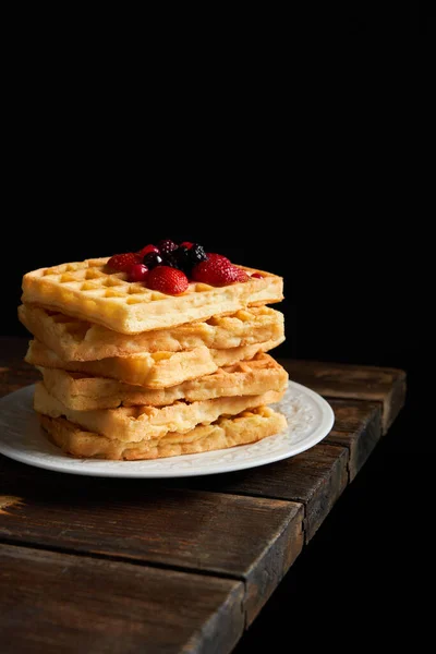 Siyah arka planda böğürtlenli taze waffle kulesi. Boşluğu kopyala