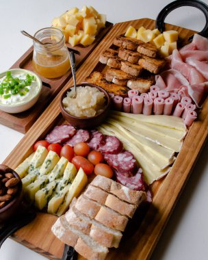 Lezzetli Charcuterie Kurulu. Peynirli tost, jambon, mavi peynir, badem, karamelli soğan, yeşil soğan, bal, tost. Düz açılı. Aile, arkadaşlar tatil toplantısı. Arjantin geleneği. Picada