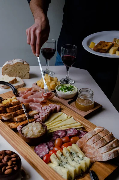 Delicioso Charcuterie Board Com Lanches Queijo Torrada Presunto Queijo Azul — Fotografia de Stock