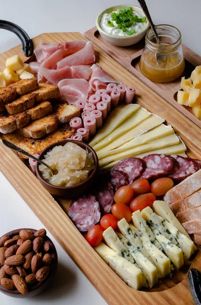 Delicioso Charcuterie Board Com Lanches Queijo Torrada Presunto Queijo Azul — Fotografia de Stock