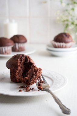 Çatalla kek yemek. Kâğıt bardakta çörekler tabakta. Kahvaltı zamanı.