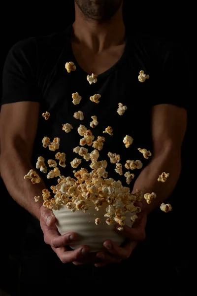 Homem Irreconhecível Segurar Uma Tigela Branca Milho Caramelo Pop Voando — Fotografia de Stock