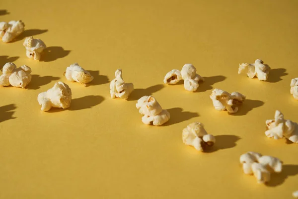 Popcorn Żółtym Tle Odbiór Kolekcja Kukurydzy Różne Rozmiary Popcornu — Zdjęcie stockowe