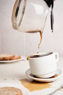 Beyaz arka plana kahve dökmek ve dökmek