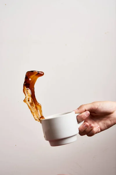 Mão Mulher Segurando Uma Xícara Café Criando Respingo Café Fundo — Fotografia de Stock