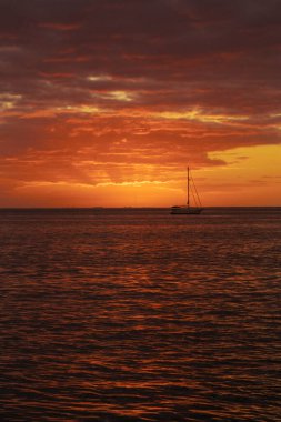 Okyanus kıyısında güzel bir gün batımı. Key Biscayne, Miami, Florida 'da tekneler denizde yüzüyor.