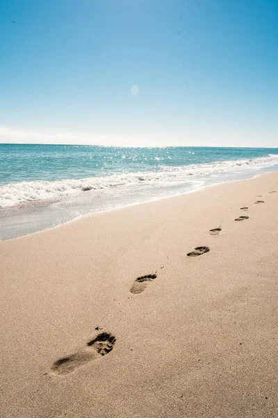 Impronte Sulla Sabbia Una Bella Giornata Estiva — Foto Stock