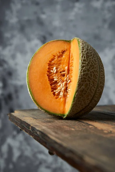 在木制桌子上切甜瓜 灰色背景 夏天最好的水果水果 健康食品概念 — 图库照片