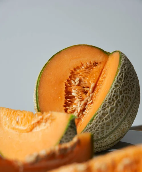 Melão Redução Uma Mesa Madeira Fundo Branco Melhor Fruta Verão — Fotografia de Stock