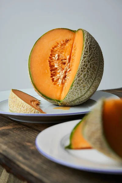 白盘和木桌上的日本瓜片 蜜瓜或番茄酱 白色背景 夏天最好的水果水果 健康食品概念 — 图库照片