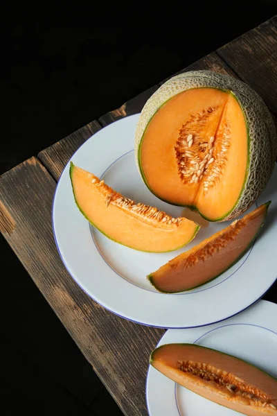 Fette Melone Giapponese Melone Miele Melone Piatto Bianco Tavolo Legno — Foto Stock