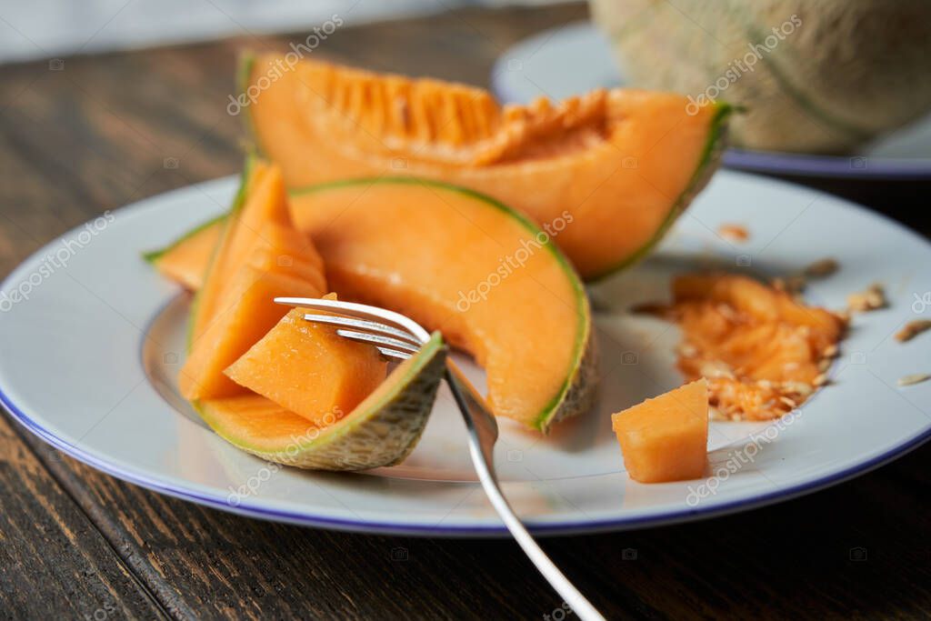 Rebanadas de melones japoneses, melón o melón. tomando un trozo de