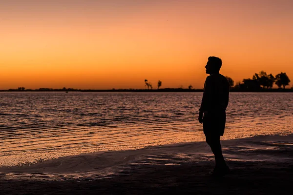 Молодой Человек Смотрит Один Самых Удивительных Закатов Увиденных Озера Пространство — стоковое фото