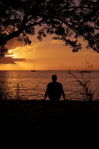 Deniz Kenarında Harika Bir Gün Batımında Meditasyon Yapan Genç Adamın — Stok fotoğraf