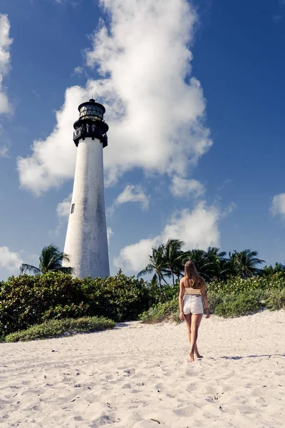 Krásná Mladá Blondýna Kráčí Směrem Majáku Beach Florida Lighthouse Cape — Stock fotografie