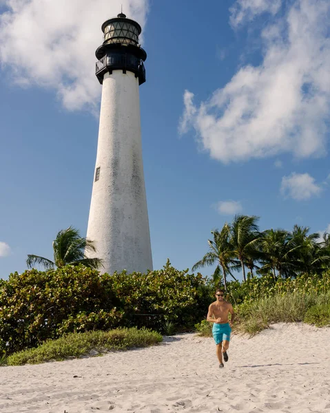 Beach Florida Deniz Feneri Nde Egzersiz Yapan Genç Bir Adam — Stok fotoğraf