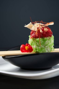 Zarif suşi malzemeleri: somon, havyar, Masago, Ikura, siyah tabakta Tobico. Ön manzara. Yakın çekim yiyecek konsepti