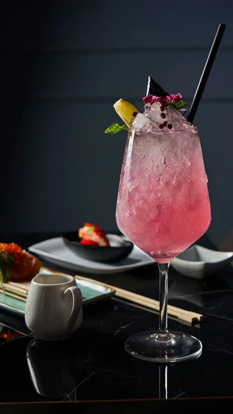 Close Van Een Verfrissend Drankje Met Witte Plaat Sushi Achtergrond — Stockfoto