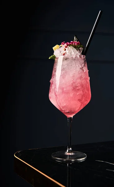 Fris Roze Cocktailglas Zwarte Tafel Nachtclub Restaurant Drink Concept Vooraanzicht — Stockfoto