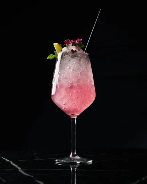 Fris Roze Cocktailglas Zwarte Tafel Nachtclub Restaurant Drink Concept Vooraanzicht — Stockfoto