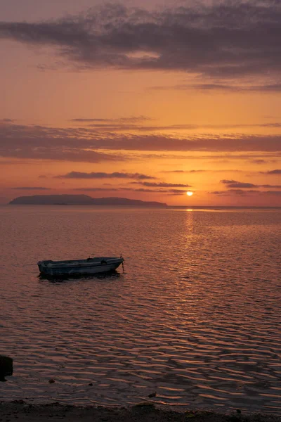 Лодка Берегу Солончака Пруда Время Захода Солнца Старой Традиционной Соли — стоковое фото