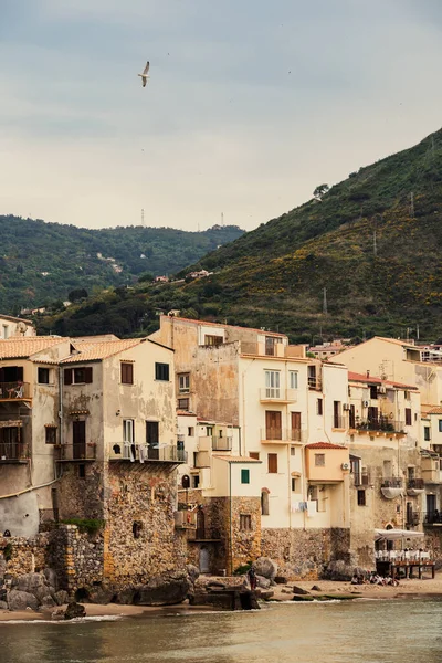 İtalya 'nın Palermo ili Sicilya adasının ortaçağ köyü bulutlu bir bahar gününde.