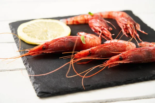Delicious Shrimp Cajun Seasoning Lime Black Plate Food Concept Italian — Stock Photo, Image