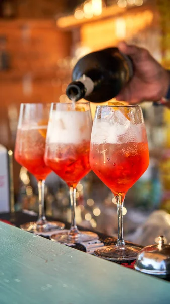 Spritz Traditional Cocktail Alcohol Being Prepared Unrecognizable Man Beach Bar — Stockfoto