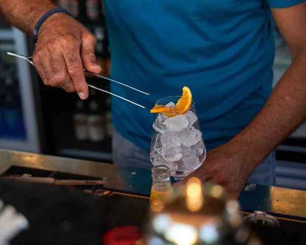 Spritz Traditional Cocktail Alcohol Being Prepared Unrecognizable Man Beach Bar — Stockfoto