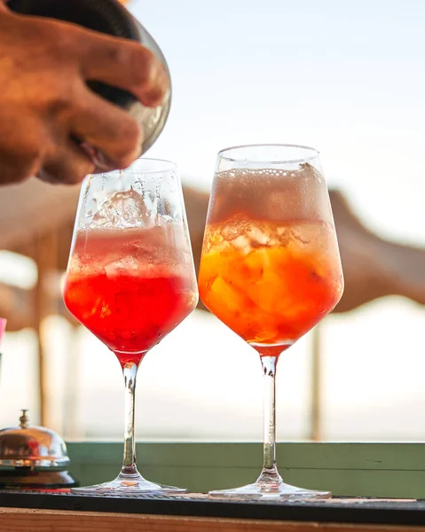 Spritz Traditional Cocktail Alcohol Being Prepared Unrecognizable Man Beach Bar — Stockfoto