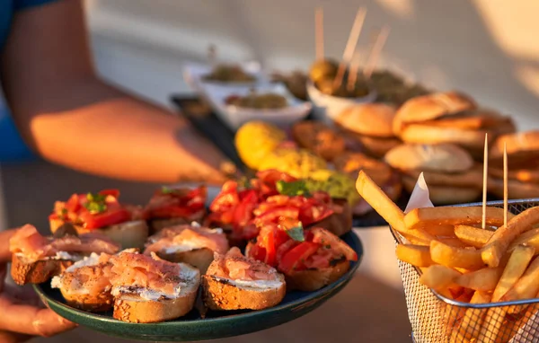 Waitresses Serving Delicious Meal Beach Bar Mediterranean Summer Lifestyle Concept — Fotografia de Stock