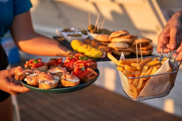 Unrecognizable Waitresses Serving Delicious Meal Beach Bar Mediterranean Summer Lifestyle — Fotografia de Stock