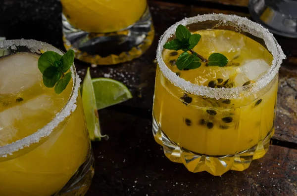 Fresh Tropical Cocktail Passion Fruit Lime Mint Ice Cold Summer — Fotografia de Stock
