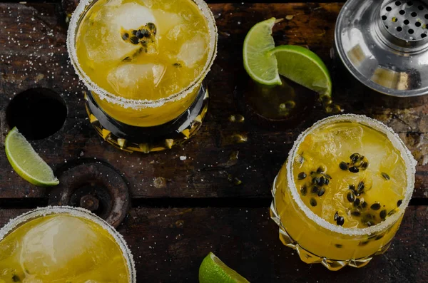 Fresh Tropical Cocktail Passion Fruit Lime Mint Ice Cold Summer — Stockfoto